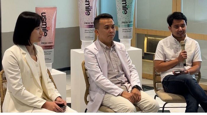 Penjelasan produk usmile ke rekan-rekan media oleh tenaga medis dan tim usmile Indonesia Penjelasan produk usmile ke rekan-rekan media oleh tenaga medis dan tim usmile Indonesia