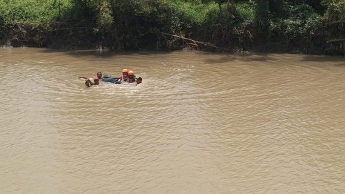Petugas SAR gabungan mengevakuasi jenazah lansia perempuan tenggelam di Sungai Desa Tuwed, Kecamatan Melaya, Jembrana, Senin (15/12/2025). (Dok. Pos SAR Jembrana)