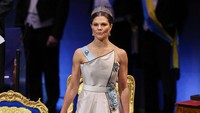 Pesona Calon Ratu Swedia Pakai Baju Bekas Ibunya 30 Tahun Lalu di Acara Nobel