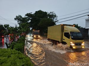 Jembrana Diterjang Banjir, Jalan Denpasar-Gilimanuk Terendam