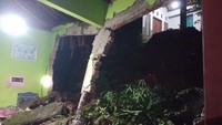 Tembok Rumah Warga Pati Jebol Dihantam Tanah Longsor