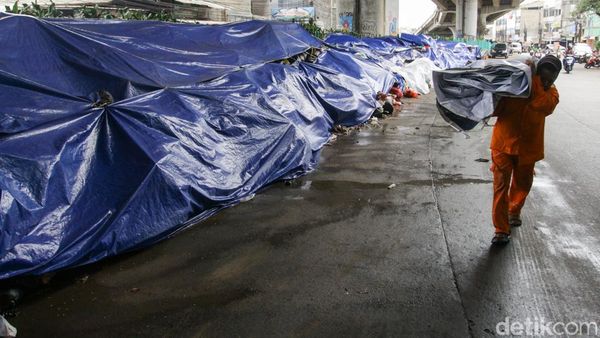 Sampah di Ciputat Menggunung, Ditutup Terpal Sementara