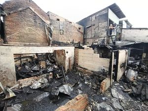 Kebakaran 3 Rumah di Grogol, Operasi KRL Sempat Disetop