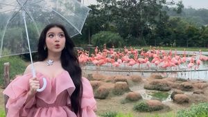 7 Potret Tiara Andini Memikat Syuting MV di Singapura