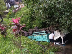 Tabrak Tiang Telepon, Truk Isuzu Terguling di Jalan Raya Bedugul-Singaraja