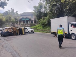 Truk Sampah Hendak ke TPA Sarimukti Terguling di Jalan Bandung-Cianjur