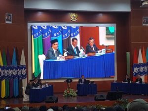 Wamentan Raih Gelar Doktor, Paparkan Hasil Penelitian soal Holdingisasi BUMN