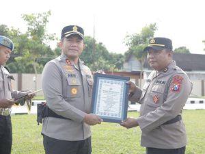 Sejumlah Anggota Polres Blitar Berprestasi Diguyur Penghargaan