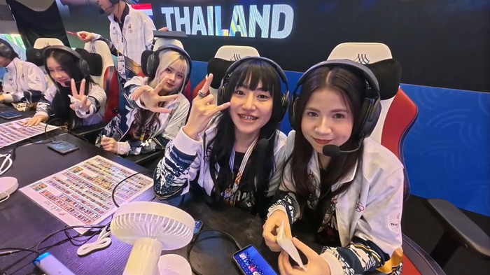 Seorang atlet esports Arena of Valor wanita asal Thailand dikeluarkan dari kompetisi SEA Games 2025. Dirinya tertangkap basah menggunakan perangkat lunak pihak ketiga yang tidak sah, selama acara cabor esports nomor pertandingan game ini berlangsung.