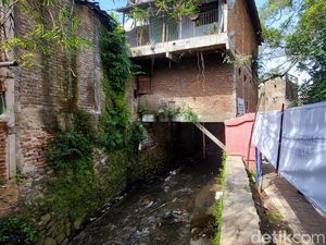 Bangunan Liar di Atas Sungai Dibongkar demi Entaskan Banjir Cimahi