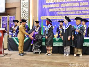 Andi Asman Beri Bantuan ke Mahasiswa Berprestasi-Kurang Mampu di UNIM Bone