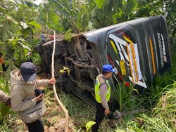 Bus Rombongan Peziarah dari Lampung Terguling di Turunan Tergo Kudus