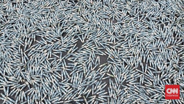 Produsen busi NGK, Niterra Mobility Indonesia, bersama tim kuasa hukum dan kepolisian, menyita 11 ribu busi palsu merek NGK dari toko-toko offline kemudian memusnahkannya pada Kamis (16/12/2025).