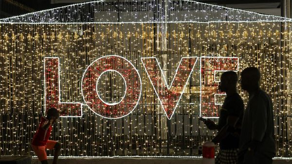 Dekorasi Cahaya Warnai Lagos saat Warga Hadapi Natal Paling Sulit