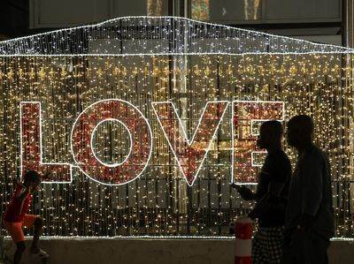 Dekorasi Cahaya Warnai Lagos saat Warga Hadapi Natal Paling Sulit