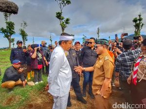 Belajar dari Sumatera, Dedi Mulyadi Tanam Pohon di Malabar