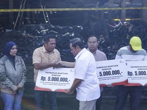 Gubernur Pramono Serahkan Bantuan Korban Kebakaran Kramat Jati