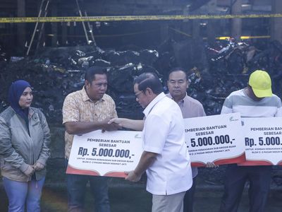 Gubernur Pramono Serahkan Bantuan Korban Kebakaran Kramat Jati