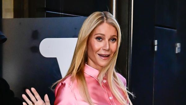 5 Gaya Terang Benderang Gwyneth Paltrow Pakai Setelan Satin Metalik