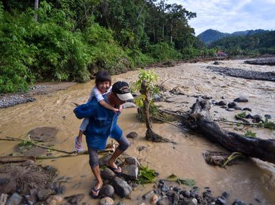 Jalan Lenyap Diterjang Banjir, Warga Batu Busuk Padang Terisolasi