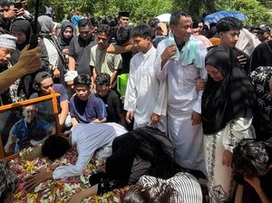 Isak Tangis Keluarga Pecah Saat Pembalap Awhin Sanjaya Dimakamkan di Lutra