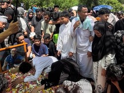 Isak Tangis Keluarga Pecah Saat Pembalap Awhin Sanjaya Dimakamkan di Lutra