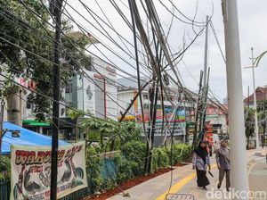 Kabel Utilitas Semrawut Tutupi Trotoar di Tebet, Pejalan Kaki Terancam