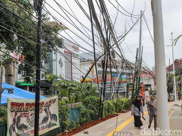 Kabel Utilitas Semrawut Tutupi Trotoar di Tebet, Pejalan Kaki Terancam