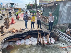 Kapolres Banyuasin Cek Jalintim KM 13 yang Amblas Akibat Tergerus Air