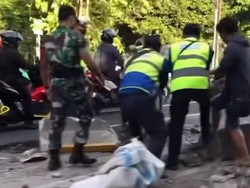 Truk Boks Tabrak Separator Busway di Jatinegara Jaktim hingga Hancur