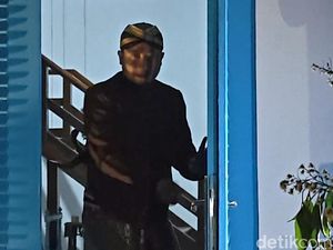 Momen Fadli Zon Disambut Paku Buwono XIV Mangkubumi di Pintu Sanggabuwono