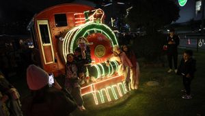 Kereta Legendaris La Sabana Berbalut Cahaya Natal, Warga Antusias Berfoto
