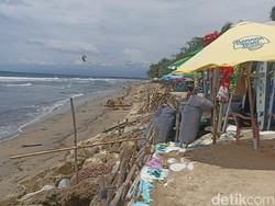 Abrasi Pantai Kuta Kian Parah, Pedagang dan Wisatawan Keluhkan Kenyamanan
