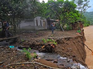 Tanah Tergerus, 7 Rumah & Masjid di Sukabumi Terancam Ambruk