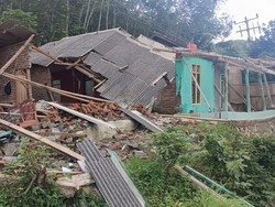 Bencana Pergerakan Tanah Lumpuhkan Akses Warga di Sukabumi