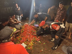 Mantan Ketua DPRD Jatim Kusnadi Dimakamkan di Sidoarjo