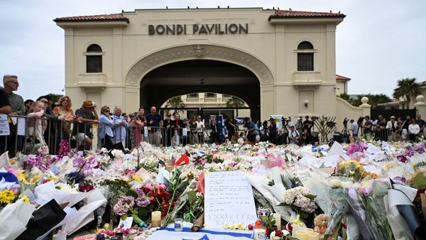 Lilin dan Bunga Warnai Pantai Bondi Pasca Penembakan Massal