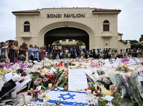 Lilin dan Bunga Warnai Pantai Bondi Pasca Penembakan Massal