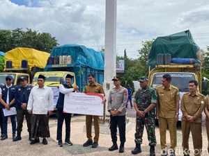 Mensos Serahkan Bantuan Senilai Rp 9 M ke Gubernur Aceh untuk Korban Bencana