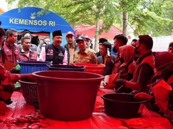 Mensos Gus Ipul Tinjau Dapur Umum Korban Banjir di Pidie Jaya Aceh