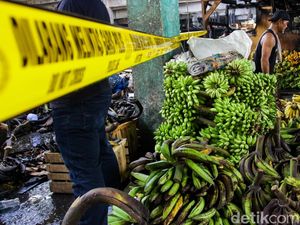 Meski Kios Hangus, Pedagang Pasar Kramat Jati Bertahan Berjualan