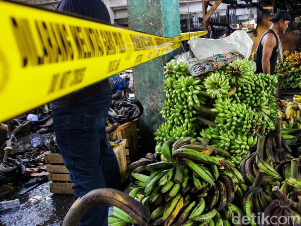 Meski Kios Hangus, Pedagang Pasar Kramat Jati Bertahan Berjualan