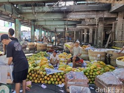 Pedagang Jualan Lagi di Pasar Induk Kramat Jati Meski Kios Hangus
