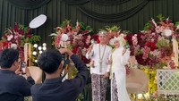 Viral! Pernikahan Kebanjiran, Dekorasi Mendadak Jadi 'Kolam Renang'