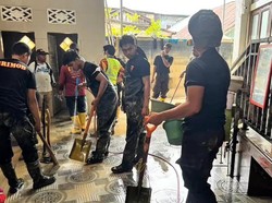 Aksi Polisi Bersihkan Masjid Raya AlFurqan Aceh Tamiang, Warga Kini Bisa Salat