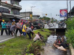 Polisi dan Warga di Meranti Gotong Royong Bersihkan Selokan Cegah Banjir