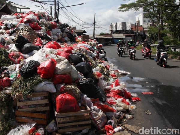 Potret Sampah di Pasar Cimanggis Tangsel Menggunung hingga Atap