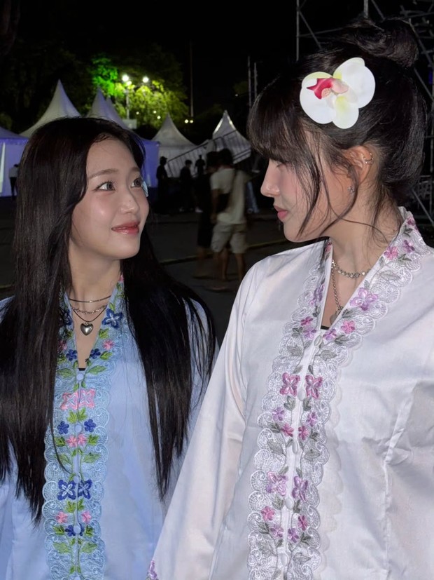 Potret Sumin dan Yoon STAYC mengenakan baju kebaya/ Foto: instagram.com/baesuminiee Sumin membagikan foto dirinya bersama Yoon ketika sedang mengenakan kebaya encim melalui unggahan terbarunya pada (13/12) kemarin di halaman media sosial pribadi.