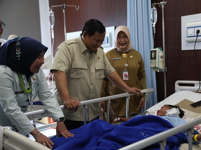 Prabowo Jenguk Siswa-Guru Korban Ditabrak Mobil MBG di RSUD Koja