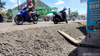 Pembangunan Jalan Baru di Kepanjen Malang yang Lebih Tinggi Dari Pemukiman
